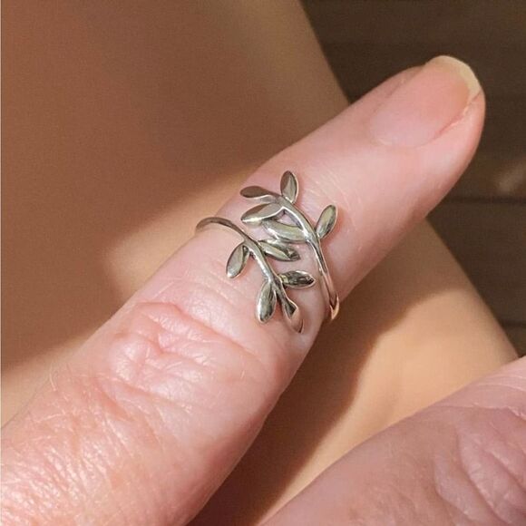 Sterling Silver Wrap Around Leaf Toe Ring - Picture 2 of 4